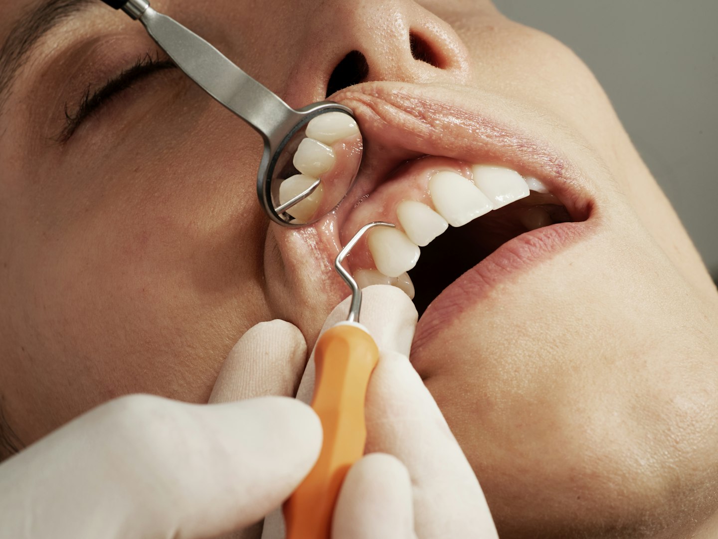 Ambiente odontológico preparado para um atendimento cuidadoso