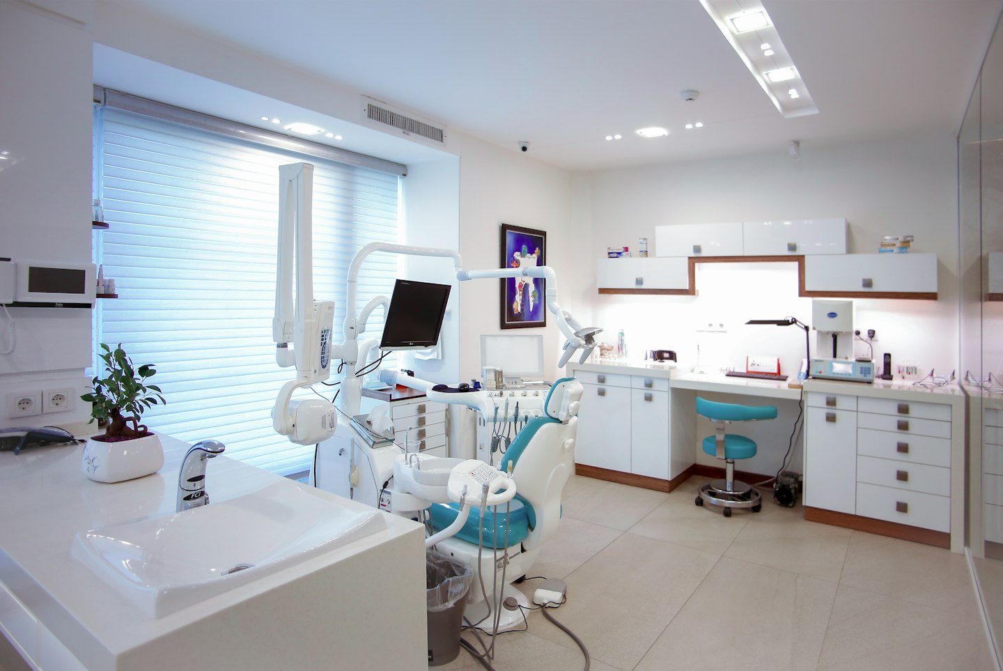 Consultório odontológico claro com equipamentos e cadeira de atendimento